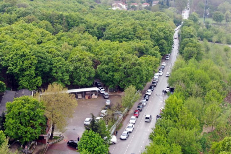 Bursa'da 4 g&uuml;nl&uuml;k sokağa &ccedil;ıkma yasağı &ouml;ncesi kilometrelerce su kuyruğu