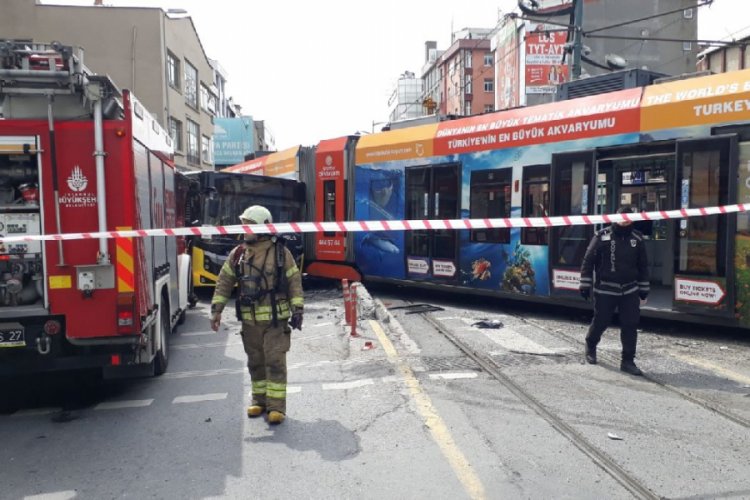 Tramvay raydan &ccedil;ıkıp, otob&uuml;se &ccedil;arptı!