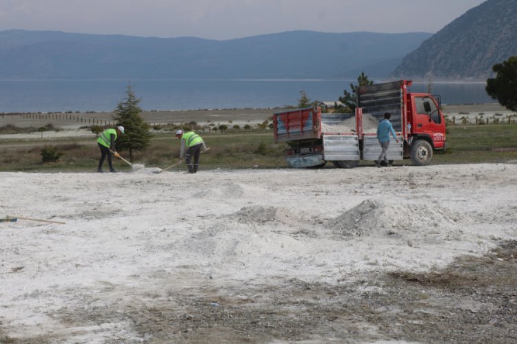 Salda G&ouml;l&uuml;'n&uuml;n taşınan kumları, eski yerine alınıyor