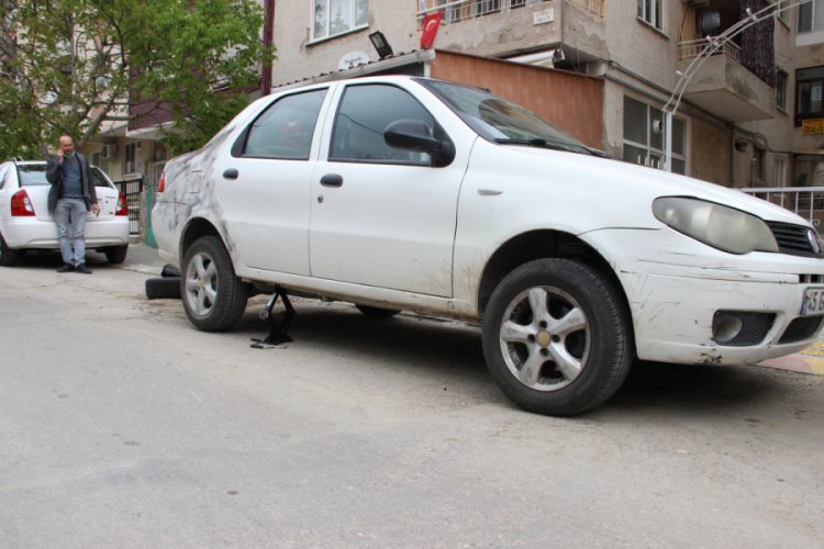 Park halindeki 12 aracın lastiğini kestiler