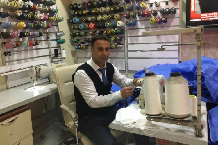 22 yıllık terzi, muhtarı olduğu mahalle i&ccedil;in maske dikiyor