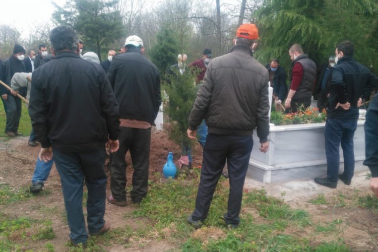 Bursa'da devrilen trakt&ouml;r&uuml;n altında kalan &ccedil;ift&ccedil;i, toprağa verildi