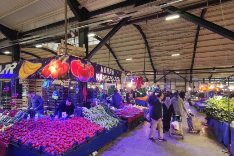 Bursa pazarlarında, 4 g&uuml;nl&uuml;k yasak &ouml;ncesi yoğunluk yaşanıyor