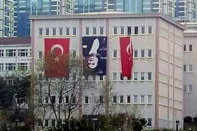 Atat&uuml;rk'&uuml;n resmini ters asan &uuml;niversite a&ccedil;ıklama yaptı