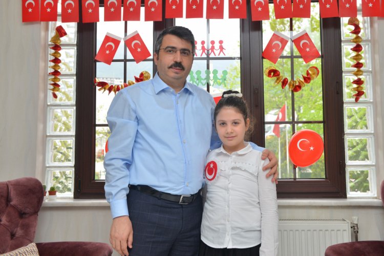 Bursa Yıldırım Belediye Başkanı Yılmaz kızıyla İstiklal Marşı okudu, evini bayraklarla s&uuml;sledi