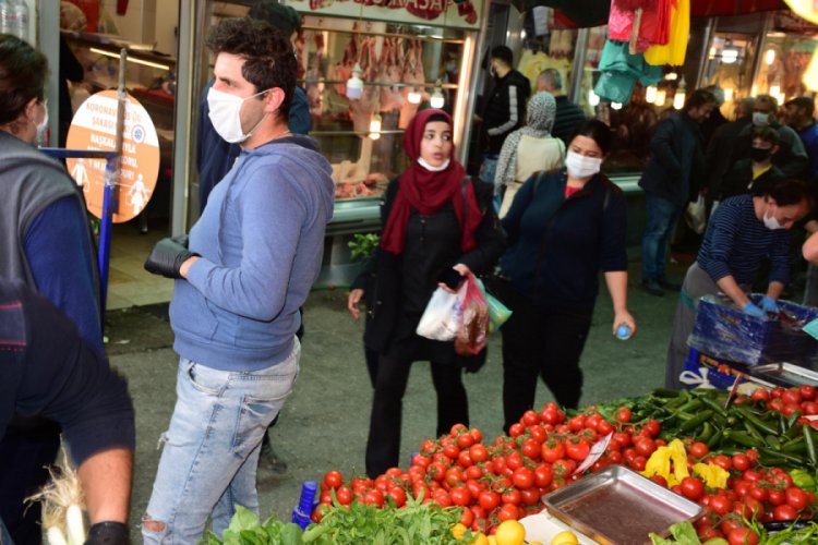 Tarihi Kemeraltı &Ccedil;arşısı'nda sosyal mesafesiz alışveriş