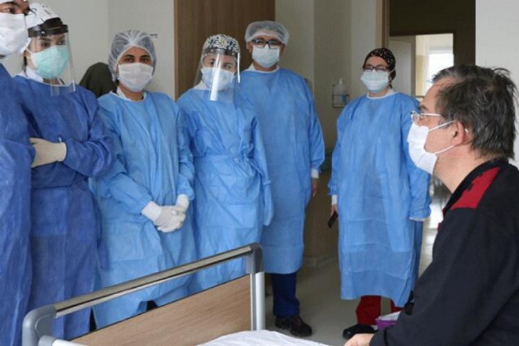 Corona vir&uuml;s&uuml; yenen akademisyen: Hayata yeni başlangı&ccedil; yapmış hissediyorum