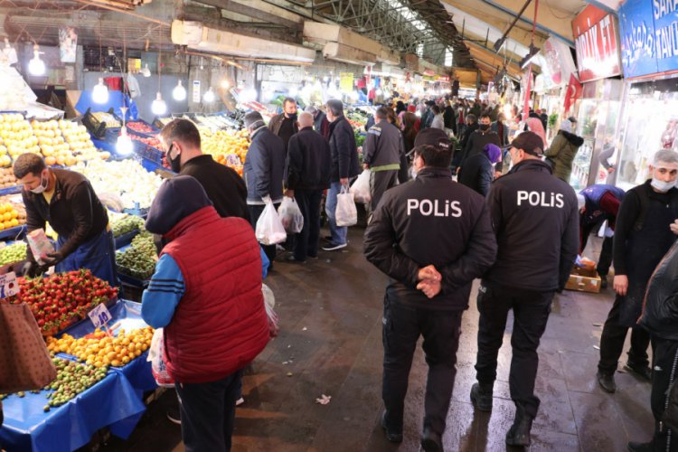 Sokağa &ccedil;ıkma yasağı &ouml;ncesi market ve pazarlarda yoğunluk