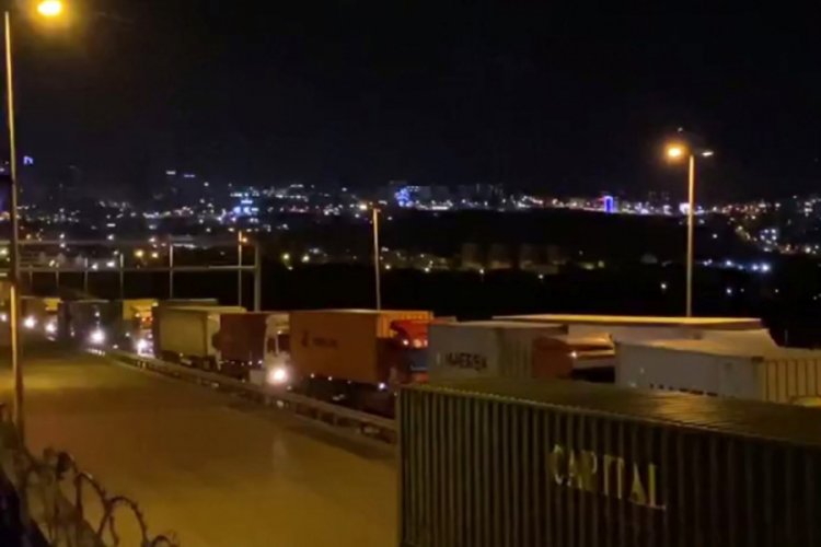 Tırcılar limana giremeyince korna &ccedil;alarak eylem yaptı