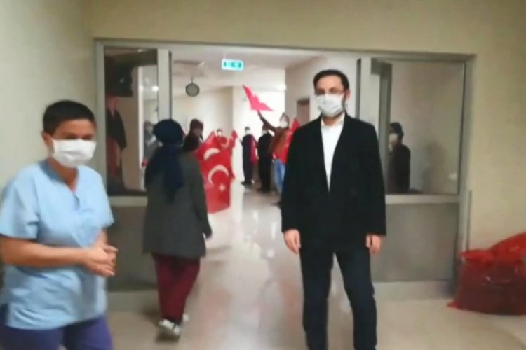 Bursa'da koronavir&uuml;se yakalanan başhekim alkışlarla taburcu edildi
