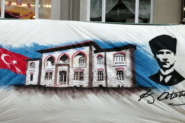 Bursa'da bir sitenin bah&ccedil;esinde 23 Nisan &ccedil;oşkuyla kutlandı