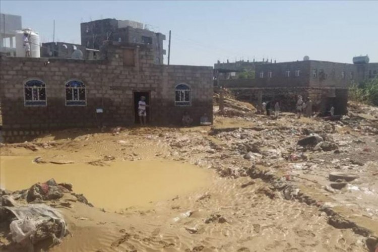 Aden'de 2 bini aşkın i&ccedil; g&ouml;&ccedil;menin selden zarar g&ouml;rd&uuml;ğ&uuml; a&ccedil;ıklandı