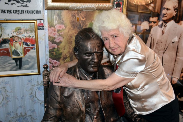 'Atat&uuml;rk M&uuml;zesi'ne &ccedil;evirdiği evine heykel de yaptırdı