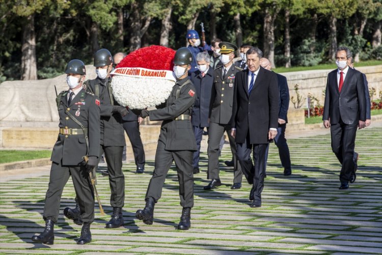 Milli Eğitim Bakanı Ziya Sel&ccedil;uk Anıtkabir'i ziyaret etti