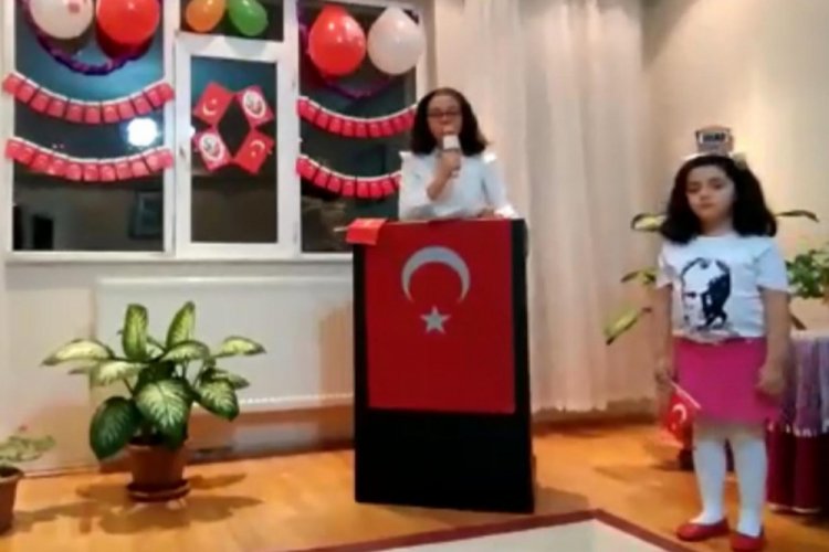 Mecit kardeşler, 23 Nisan kutlamasını evlerine taşıdı