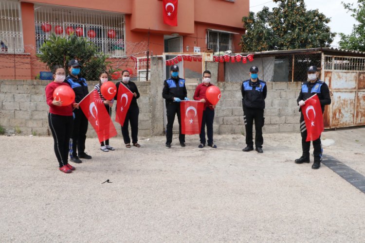 Şehit polisin &uuml;&ccedil;&uuml;zlerine meslektaşlarından 23 Nisan s&uuml;rprizi