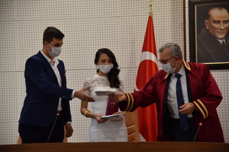 Belediye başkanı, nikah kıydığı &ccedil;iftlere maske hediye etti
