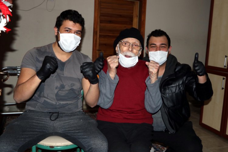 93 yaşında koronavir&uuml;s&uuml; yendi, horon oynayarak taburcu oldu