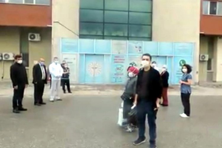 Bolu'da koronavir&uuml;s&uuml; yenen 5 kişi alkışlarla taburcu edildi