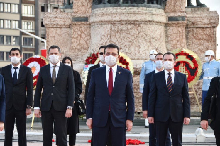 Taksim Cumhuriyet Anıtı'nda 23 Nisan t&ouml;reni