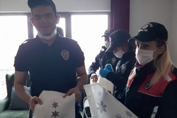 Bursa'da otizmli gence doğum g&uuml;n&uuml; s&uuml;rprizi