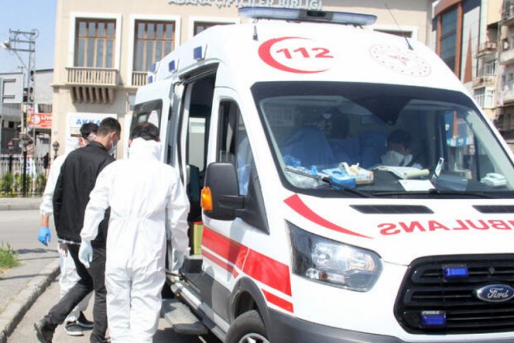 Corona vir&uuml;s ş&uuml;phesiyle sokağa &ccedil;ıktı, ambulansla hastaneye gitti