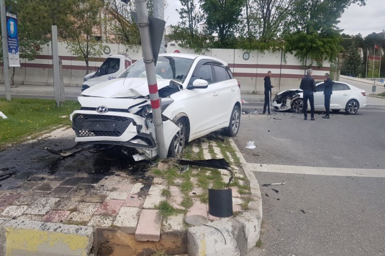 Kırmızı ışıkta ge&ccedil;en otomobil kaza yaptı: 2 yaralı
