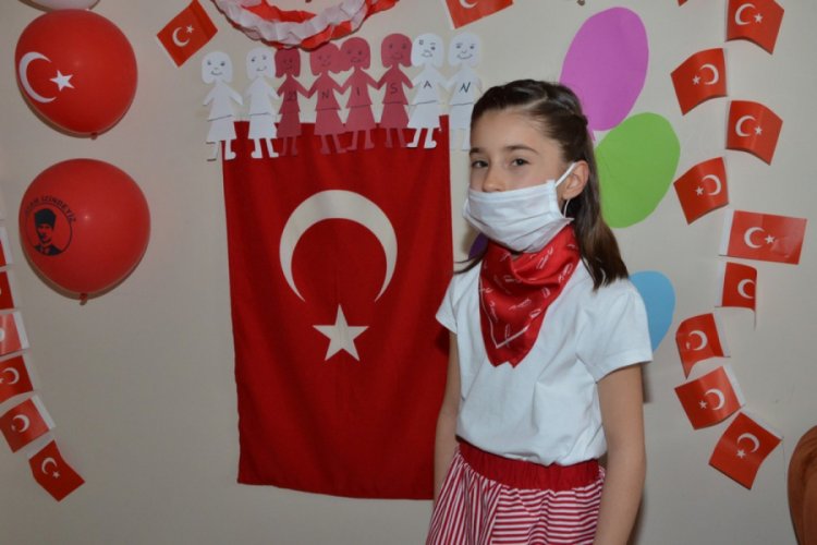 Bursa'da kendi yazdığı şiiri okuyan minik Serra duygulandırdı