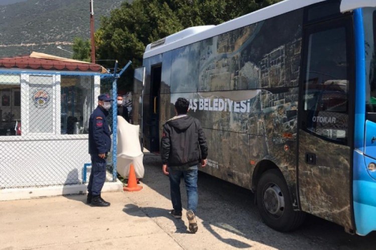 Sahil g&uuml;venlik, adada mahsur kalan 9 Afgan'ı kurtardı