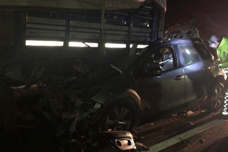 Kamyona arkadan &ccedil;arpan otomobilin s&uuml;r&uuml;c&uuml;s&uuml; &ouml;ld&uuml;