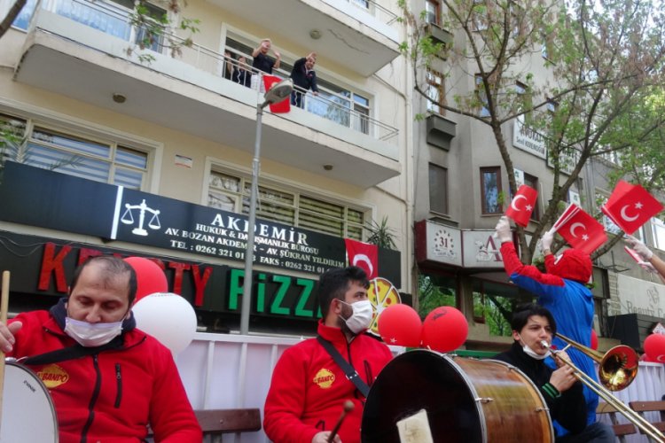 Bando takımı, TIR &uuml;zerinde &ccedil;ocuklar i&ccedil;in &ccedil;aldı