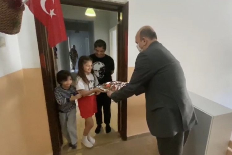Şehit kızına evinde 23 Nisan kutlaması