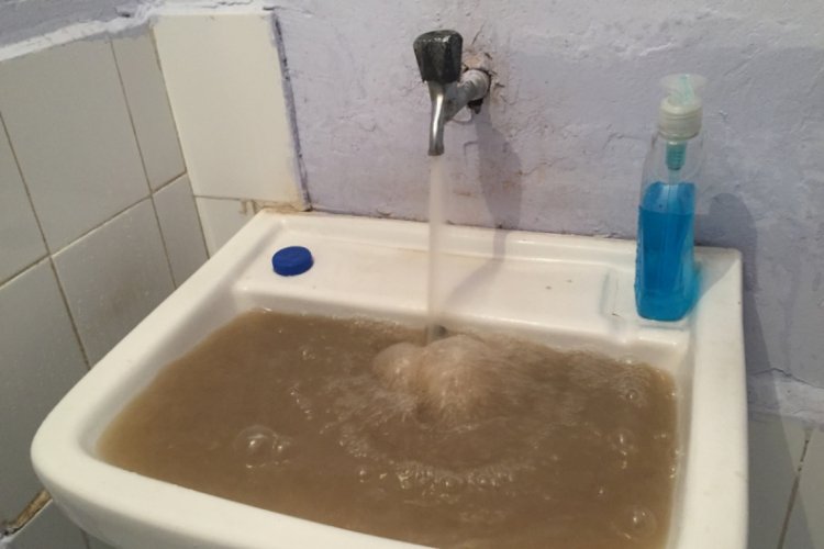 Yağmur suları i&ccedil;me suyu şebekesine karıştı