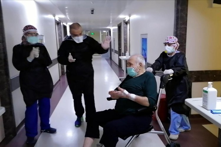 83 yaşındaki korona hastası alkışlarla taburcu oldu