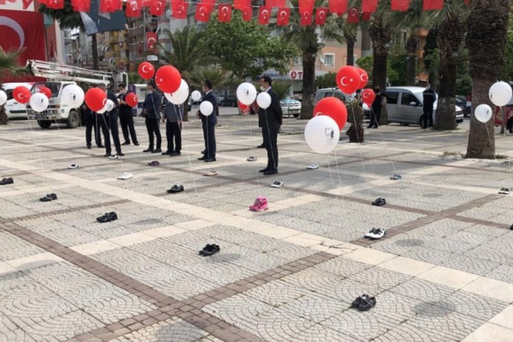 T&ouml;rende &ouml;ğrencileri 100 &ccedil;ift ayakkabı temsil etti