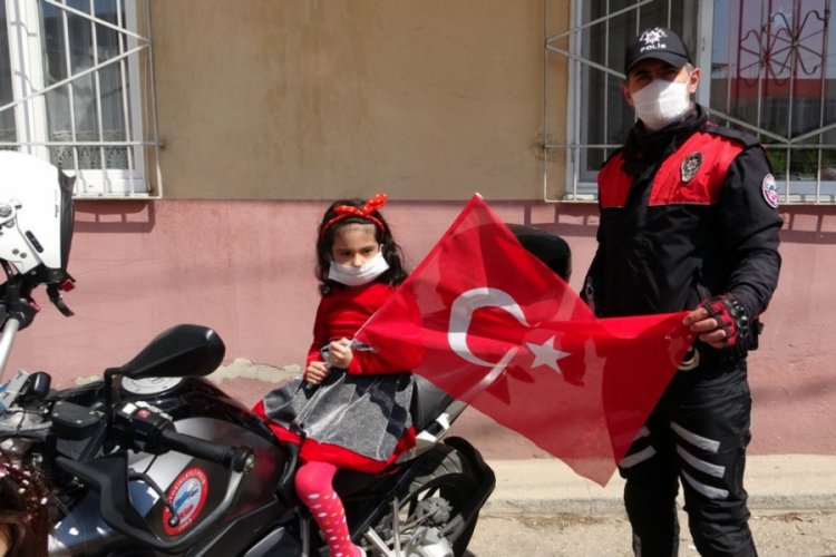 Bursa'da 23 Nisan'da kutlama yapamadığı i&ccedil;in &uuml;z&uuml;len minik Halime'ye polisten s&uuml;rpriz