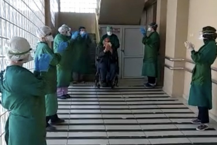 67 yaşında vir&uuml;s&uuml; yendi, alkışlarla taburcu edildi