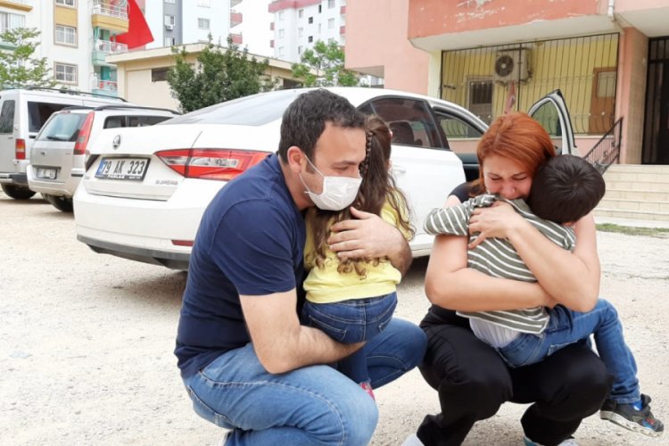 Sağlık&ccedil;ı anne ve baba, &ccedil;ocuklarına g&ouml;zyaşlarıyla kavuştu