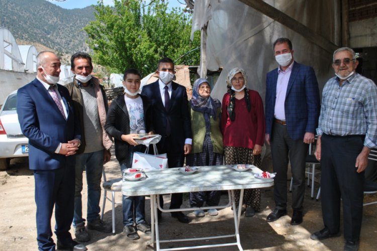 Eskişehir'de tarlada doğum g&uuml;n&uuml; s&uuml;rprizi