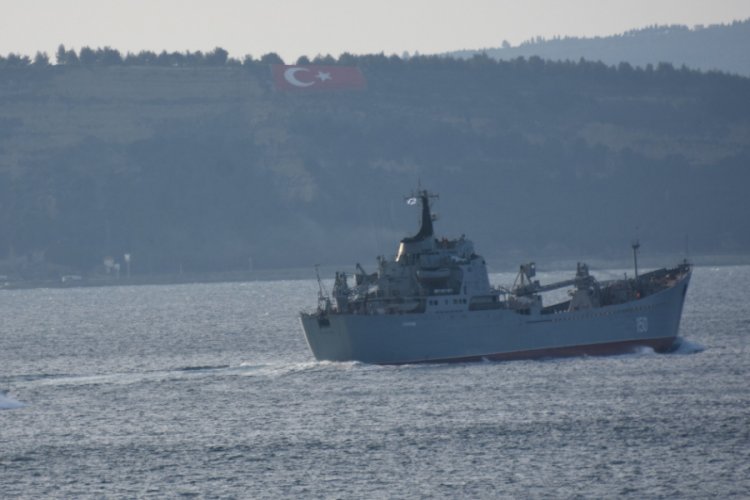 Rus savaş gemisi Saratov, &Ccedil;anakkale Boğazı'ndan ge&ccedil;ti