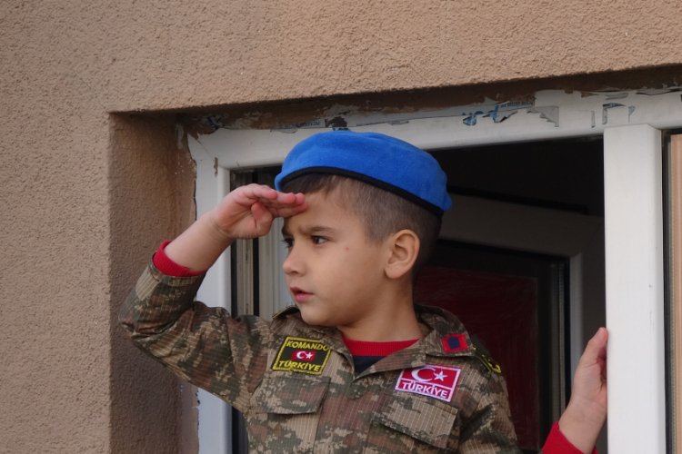 Kocaeli'de jandarma &ccedil;ocukların bayramını kutladı