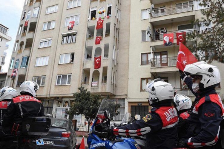Uşak'ta polis ekipleri bayramı b&ouml;yle kutladı
