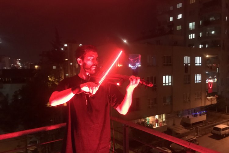 Kemanıyla İstiklal Marşı'nı &ccedil;aldı, komşuları marşı coşkuyla okudu