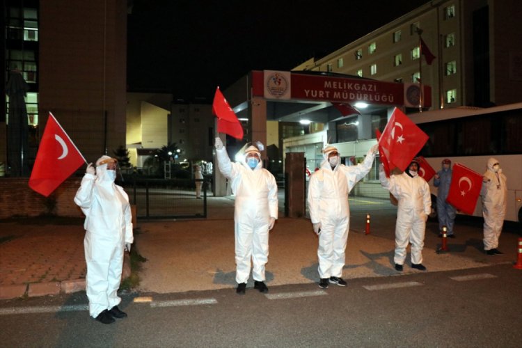 &Ouml;zbekistan'dan getirilen 289 T&uuml;rk vatandaşı İstiklal Marşı ile karşılandı