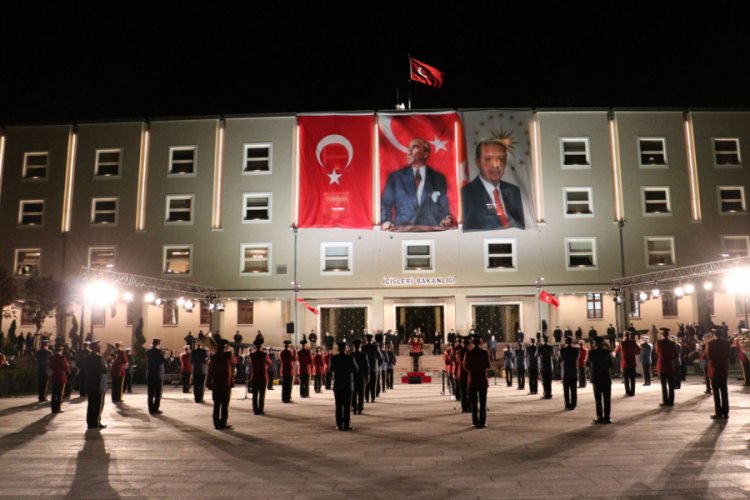 İ&ccedil;işleri Bakanlığında bando eşliğinde '23 Nisan' konseri