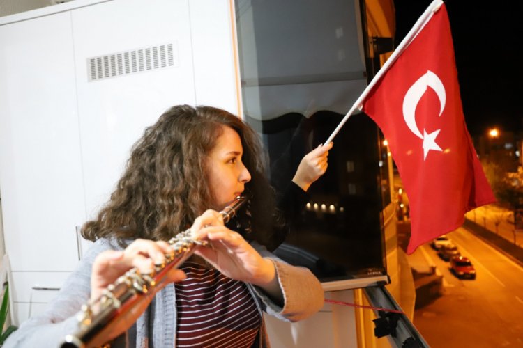 Bursa'da m&uuml;zik &ouml;ğretmeni fl&uuml;tle &ccedil;aldı, t&uuml;m mahalleye İstiklal Marşı s&ouml;yletti