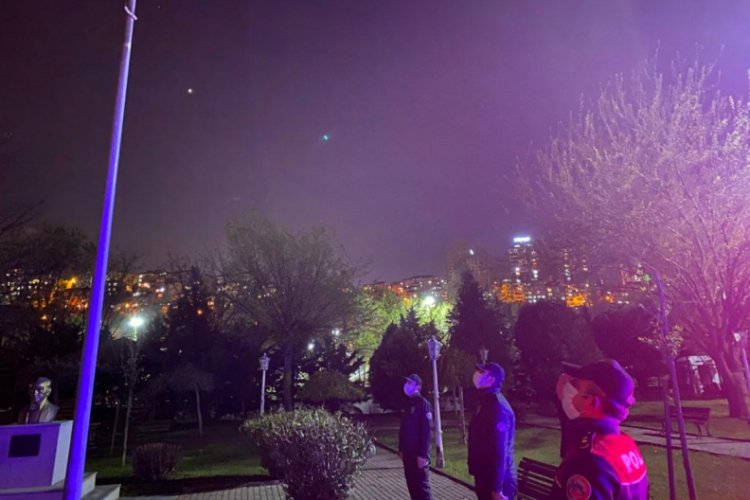 İstanbul Emniyet M&uuml;d&uuml;r&uuml; &Ccedil;alışkan, polislerle birlikte İstiklal Marşı okudu