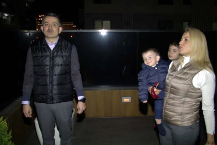 Bakan Pakdemirli, bayram coşkusuna evinin balkonundan katıldı
