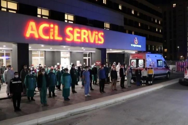 Acil tıp kliniği &ccedil;alışanları İstiklal Marşı okudu