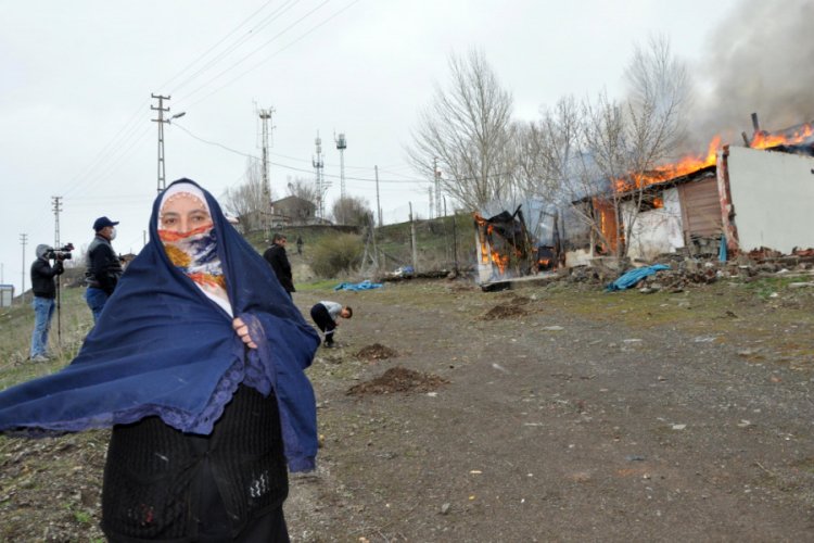 Yangını izlerken yasağı unuttular